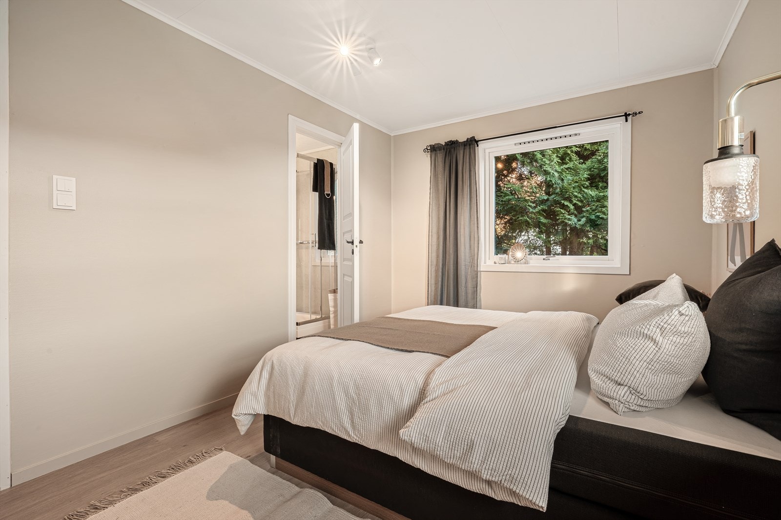 - Her har man god plass til dobbeltseng i ønsket størrelse og tilhørende møblement - Galleribilde