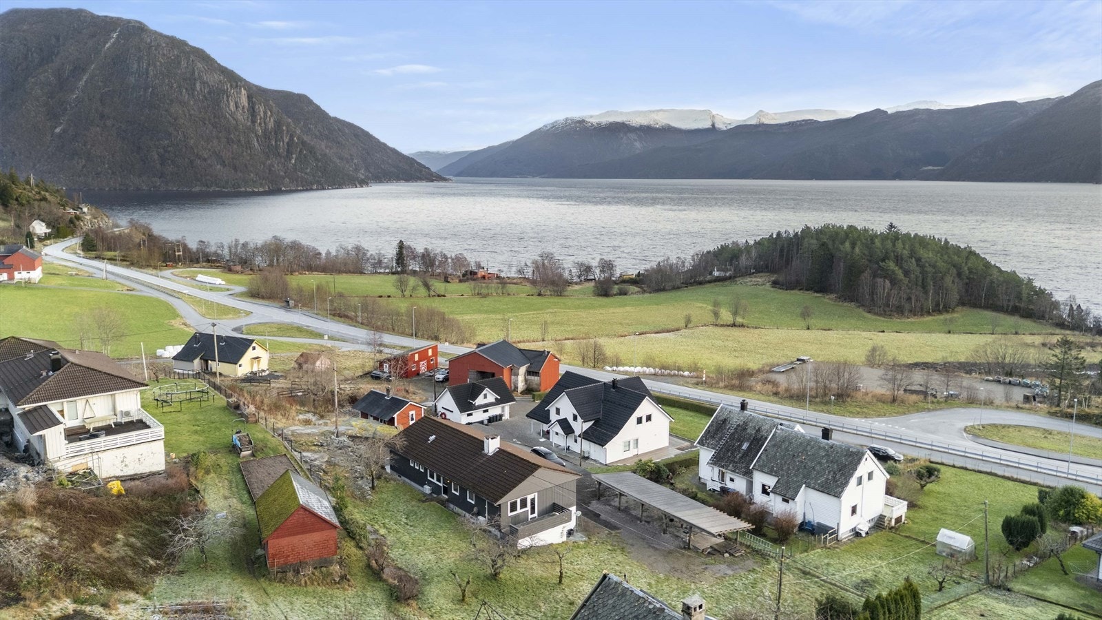 Eigedommen ligg fint til i landlige omgivelser på Austreim Galleribilde