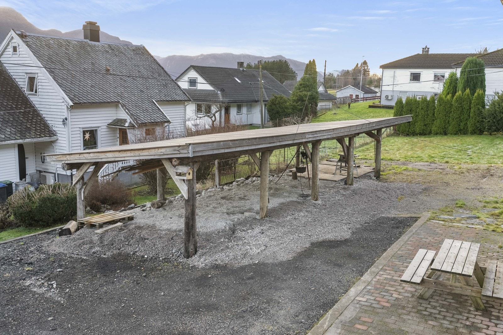 Grindebygg i hagen har godt med lagringsplass Galleribilde