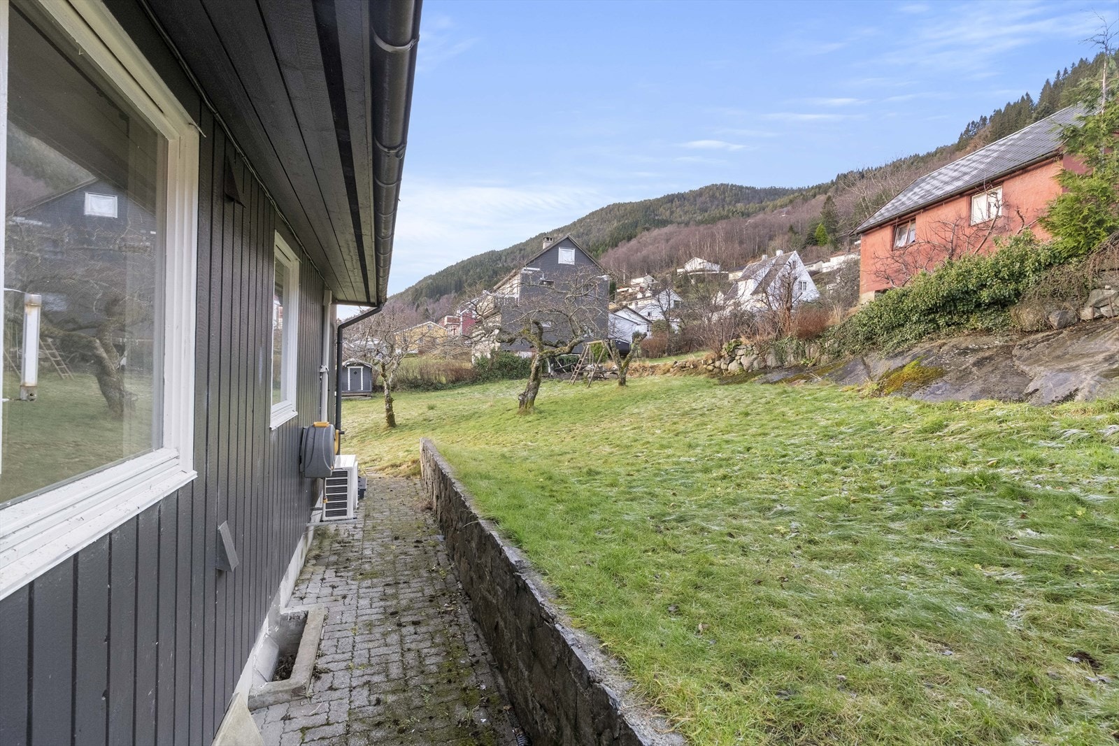 Rundt bustaden er det fint opparbeida hage mot sør/vest Galleribilde