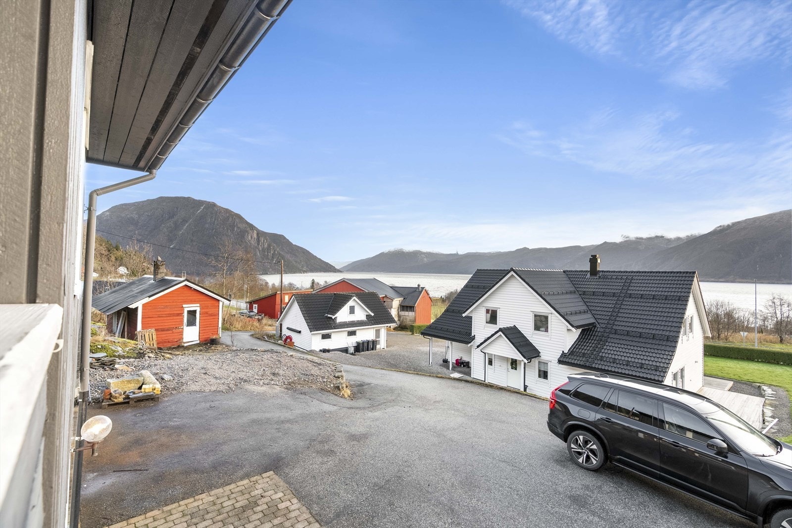 Eigedommen ligg fint til i etablert bustadfelt på Austreim i Høyanger Galleribilde