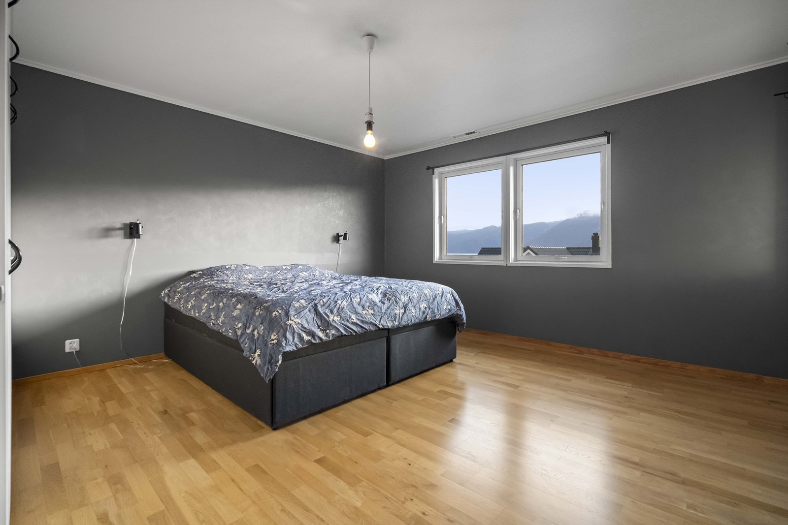 Hovudsoverommet er av god størrelse og har eigen balkong i fasade mot sør Galleribilde