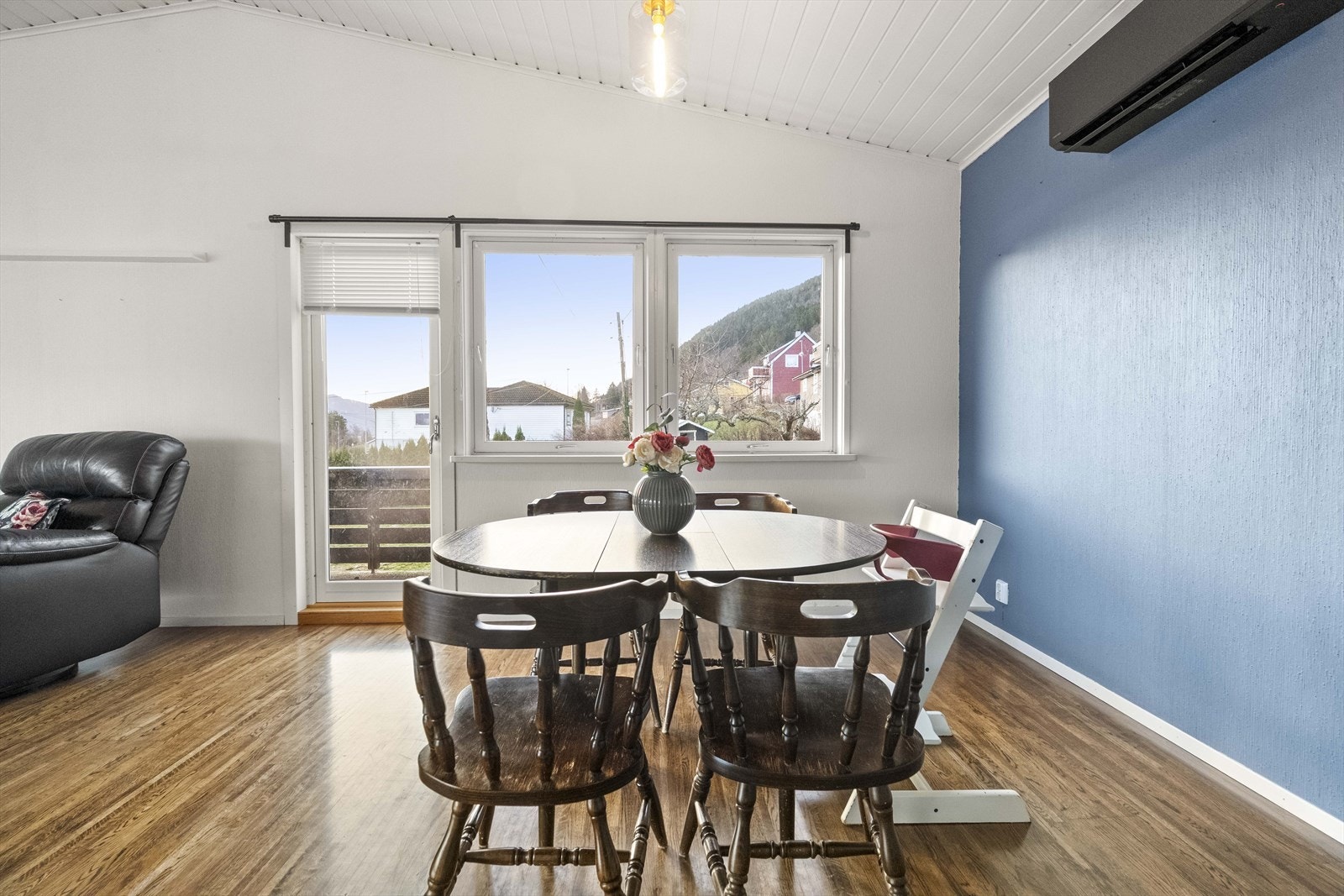 Frå stova er det adkomst ut til veranda som vender mot vest Galleribilde