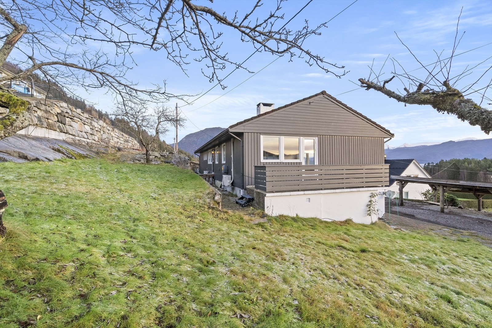 Eigedommen er utbygd med einebustad fra 1971, garasje, uthus og grindebygg Galleribilde