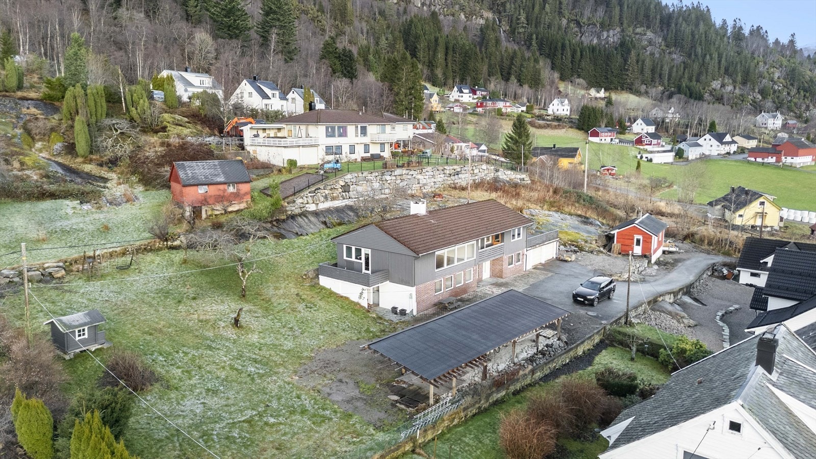 Eigedommen her ei romsleg tomt som er opparbeida med hage, asfaltert tunplass, uthus og grindebygg Galleribilde