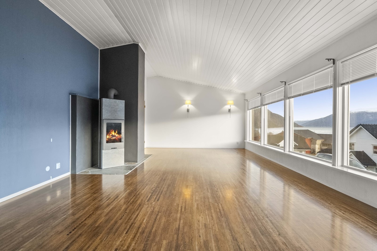 Stove på hovudplan har mønt himling og store vindu mot sør Galleribilde