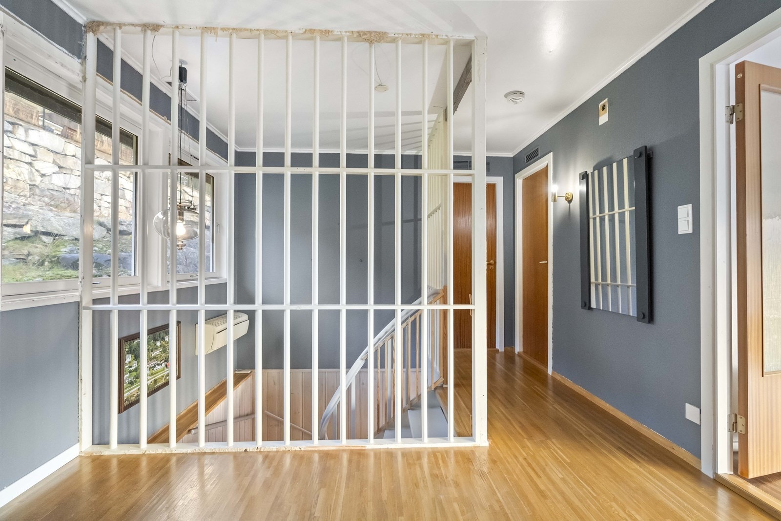 Trappegang på hovudplan - her er adkomst til soverom og bad Galleribilde