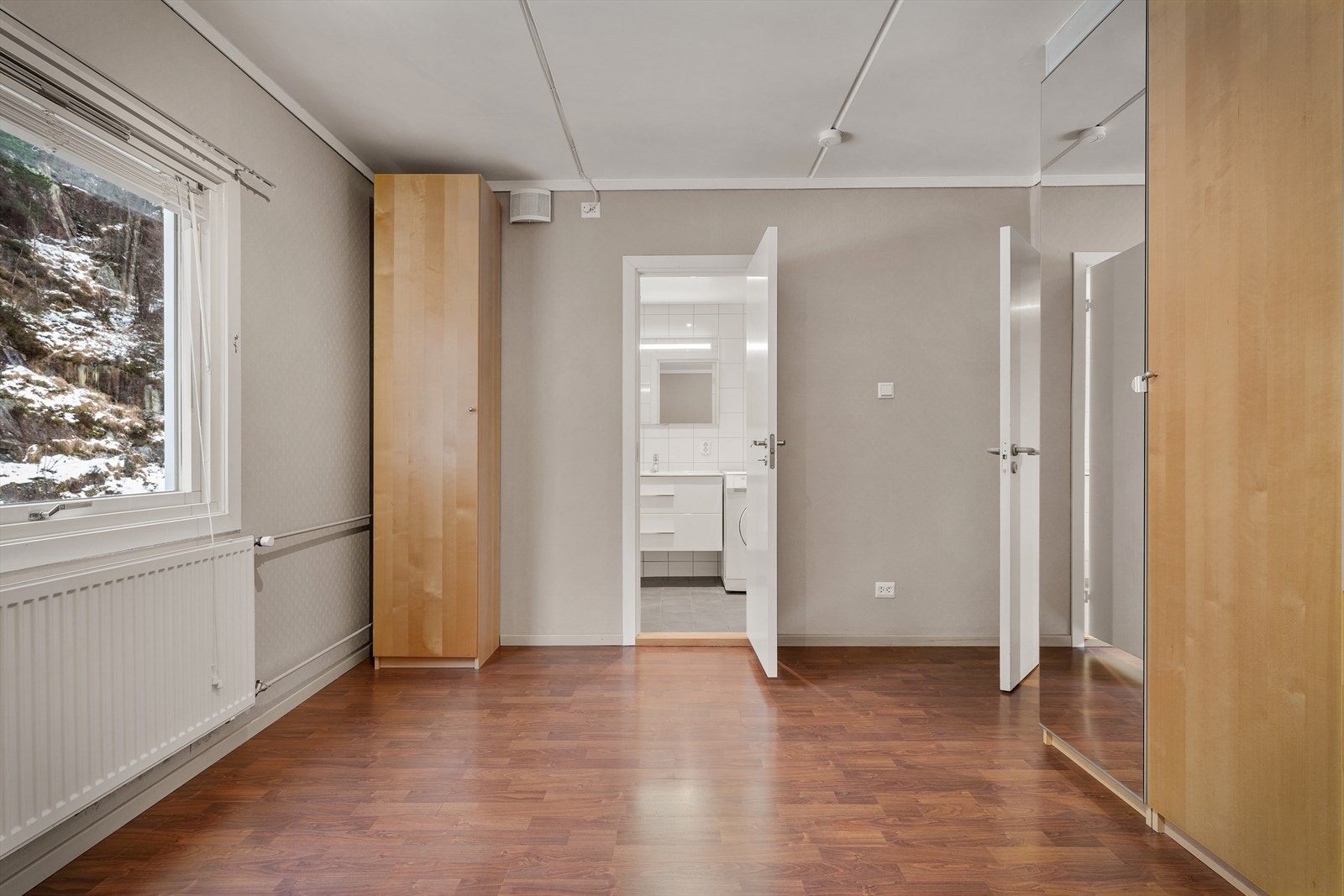 - Leiligheten har 2 soverom av god størrelse. Merk tilkomst til hovedsoverommet både fra gang og bad - Galleribilde