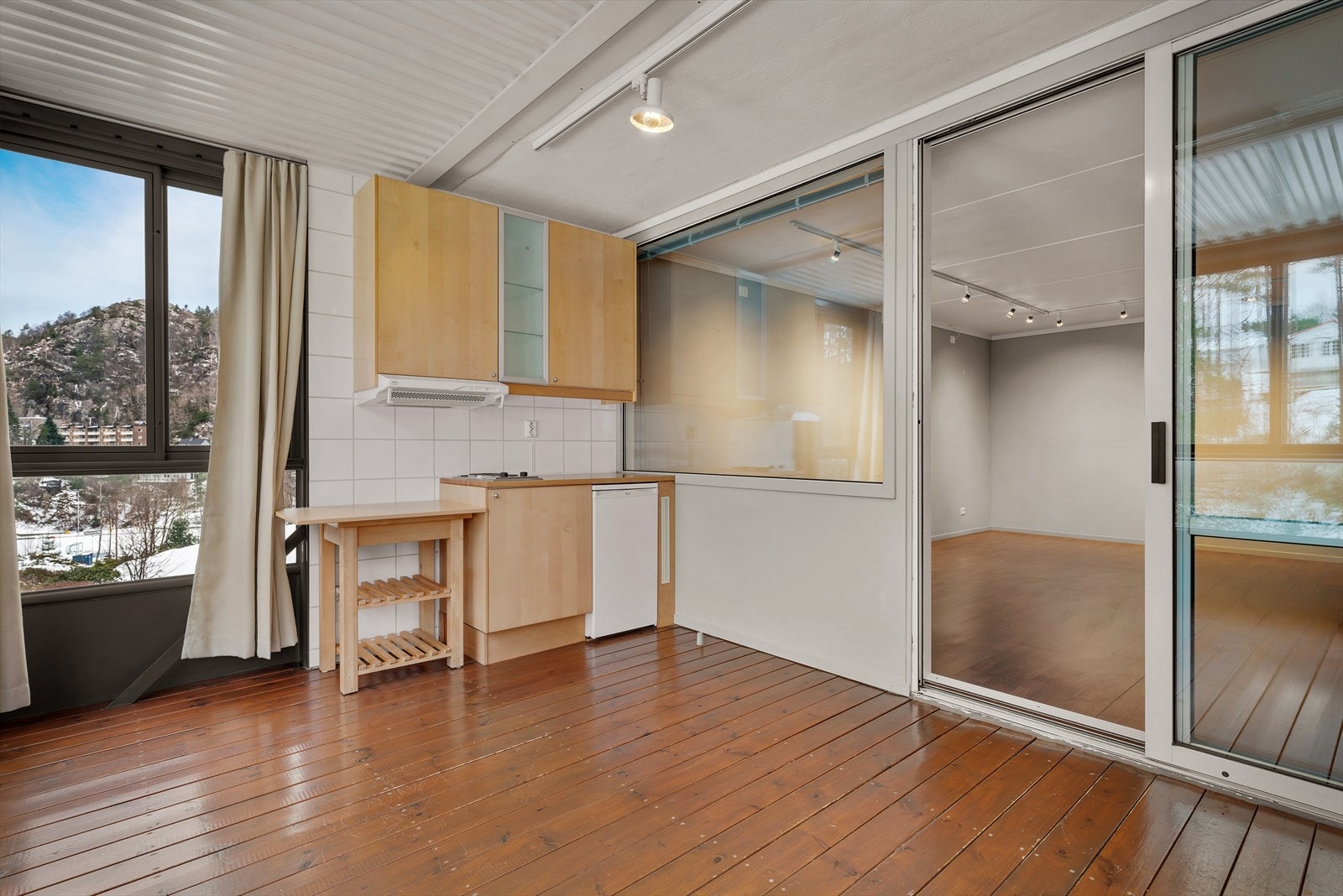 - Romslig, innglasset balkong på 12m² vendt mot grøntareal - Galleribilde