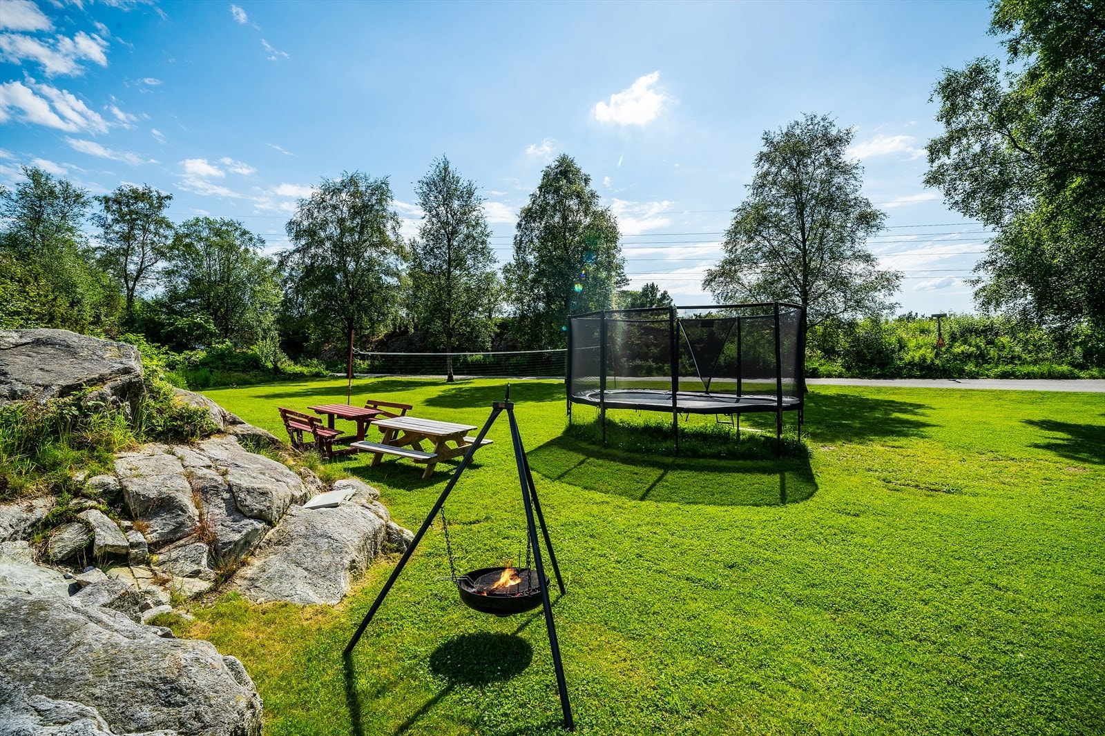 - Tomten er meget pent oppabreidet med store grøntområder, lekeplasser, sittegruppe med bålpanne og gapahuk - Galleribilde