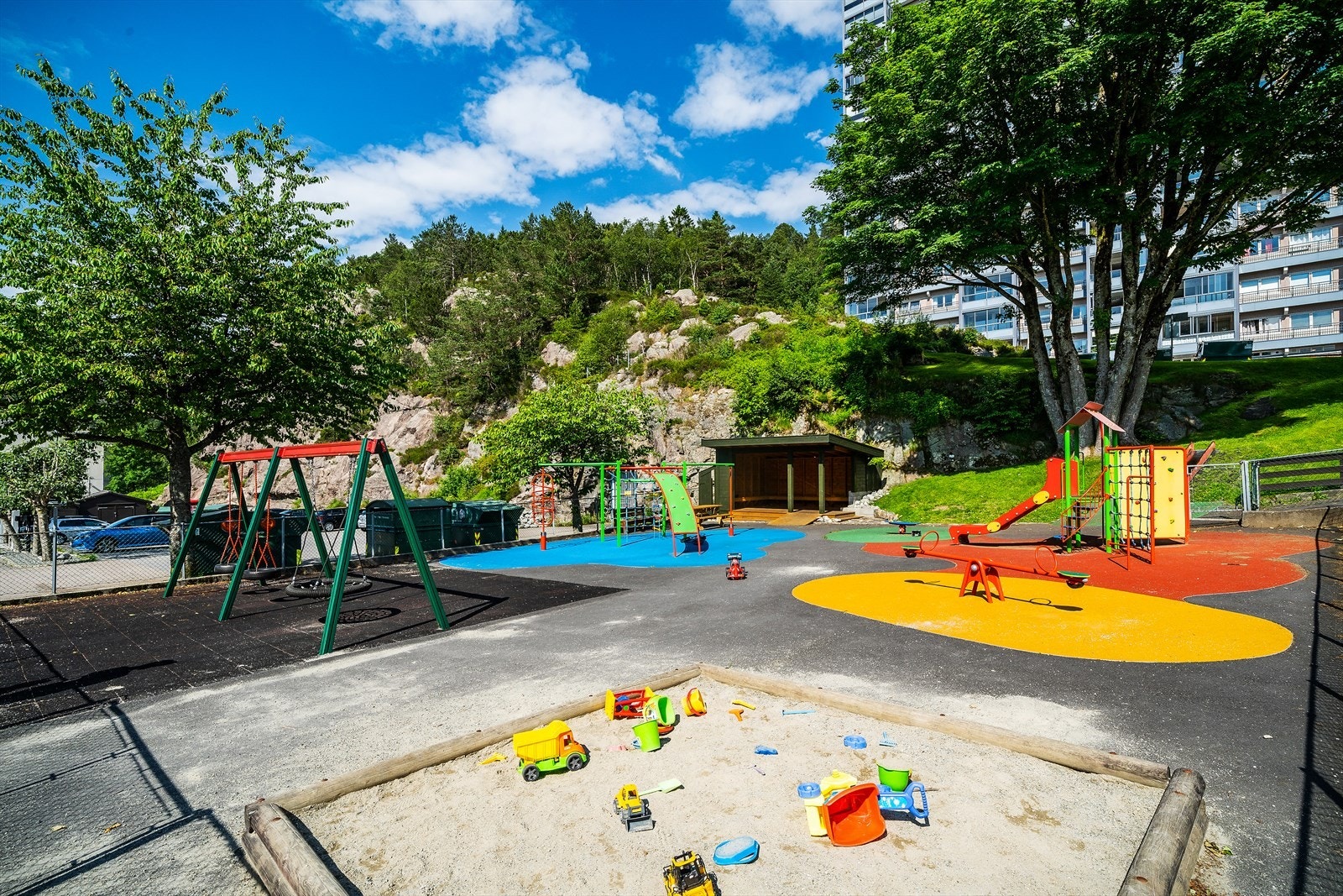 - Flere lekeplasser på tomten - Galleribilde