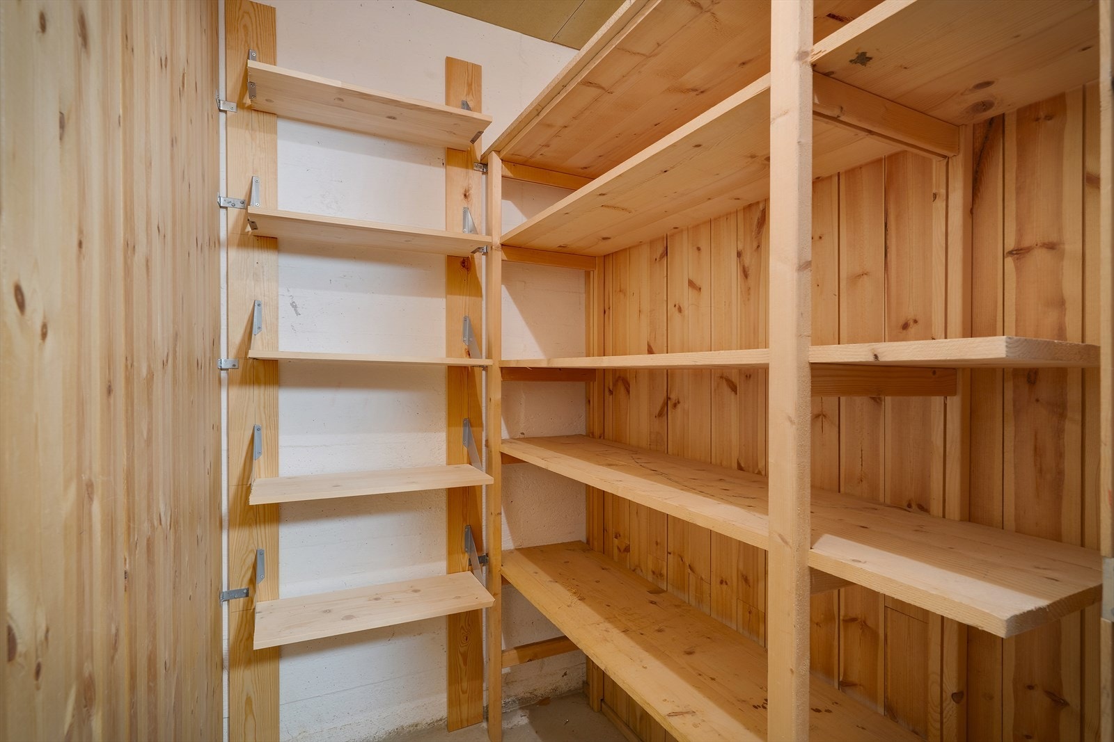 - Leiligheten disponerer 2 eksterne boder på hhv. 1,7m² og 9m². Begge har praktiske lagringsreoler for optimal lagring - Galleribilde