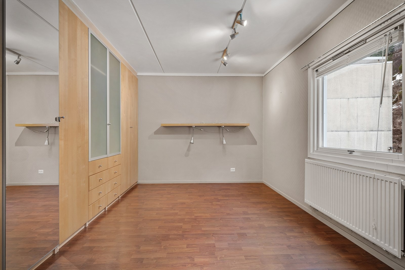 - Merk romslig garderobeløsning som medfølger handelen kostnadsfritt. For et annet uttrykk kan dette enkelt oppgraderes med maling, nye håndtak o.l. - Galleribilde