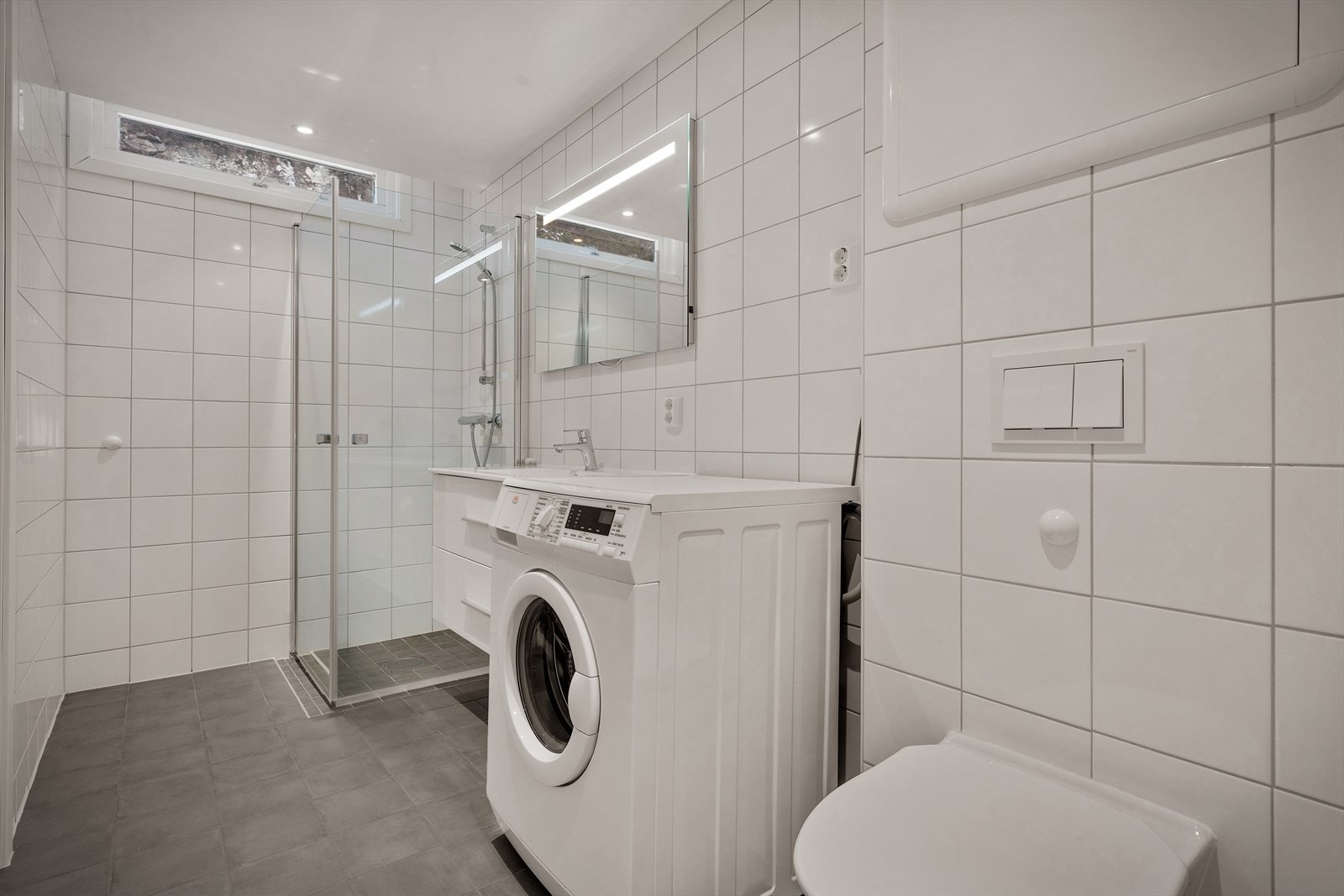 - Lekkert, helfliset baderom med behagelig gulvvarme - Galleribilde