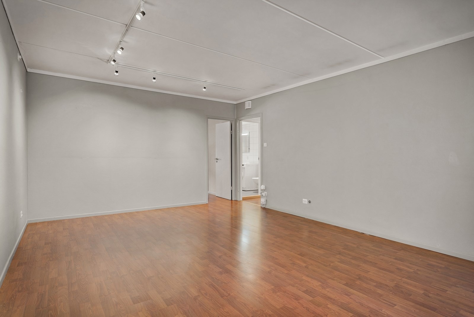 - Leiligheten inneholder entré, stue, kjøkken, 2 soverom, bad/vaskerom + 2 eksterne boder - Galleribilde