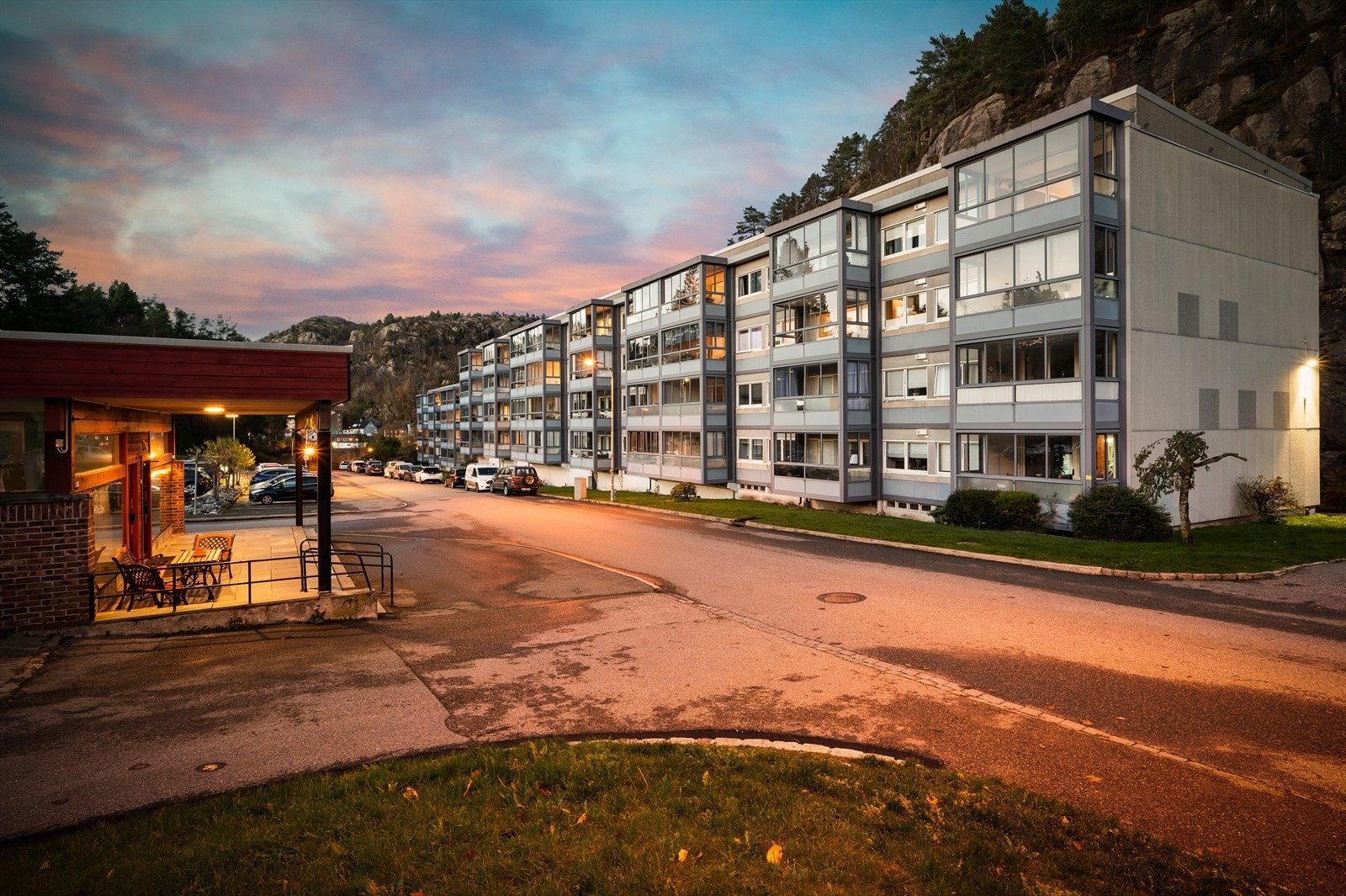 - Til venstre ser du borettslagets selskapslokale og samlingshus - Galleribilde