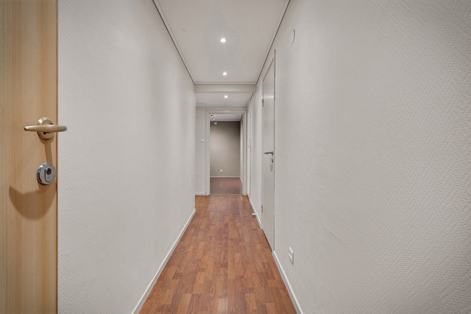 - Entréen måler 8,9m² og knytter leilighetens øvrige rom naturlig sammen - Galleribilde