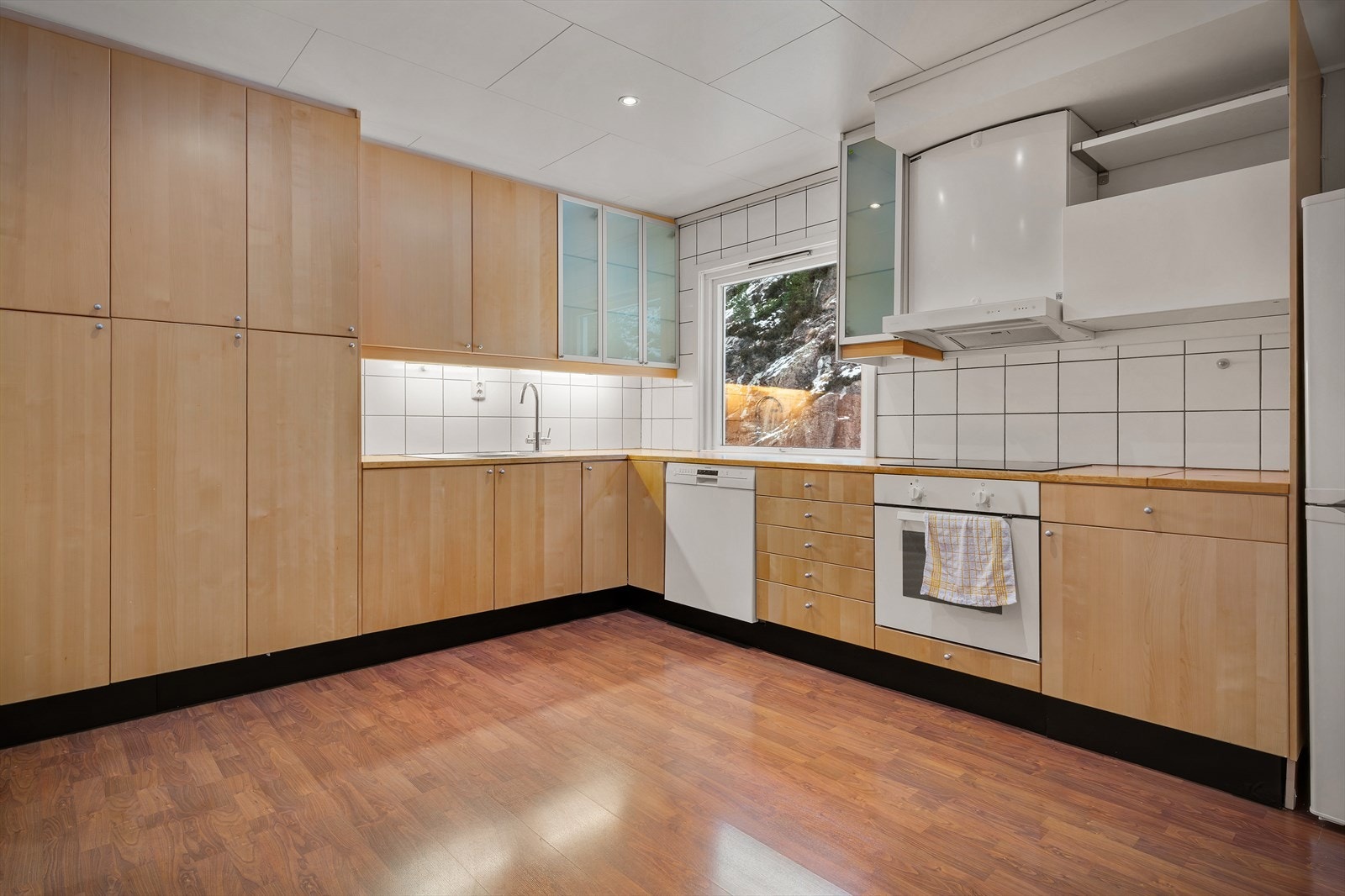 - Kjøkkenet er romslig med god plass til ønsket innredningsløsning med rikelig med skap- og benkeplass. Du har i tillegg plass til et hyggelig frokostbord ved behov - Galleribilde