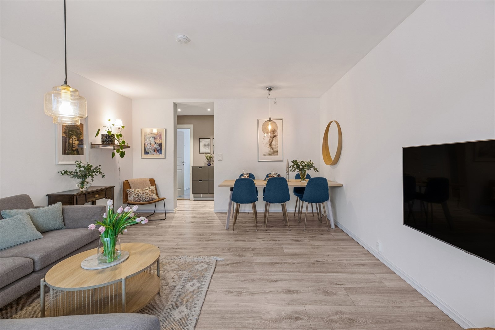 Stuen har gode møbleringsmuligheter med plass sofa og spisebord. Galleribilde