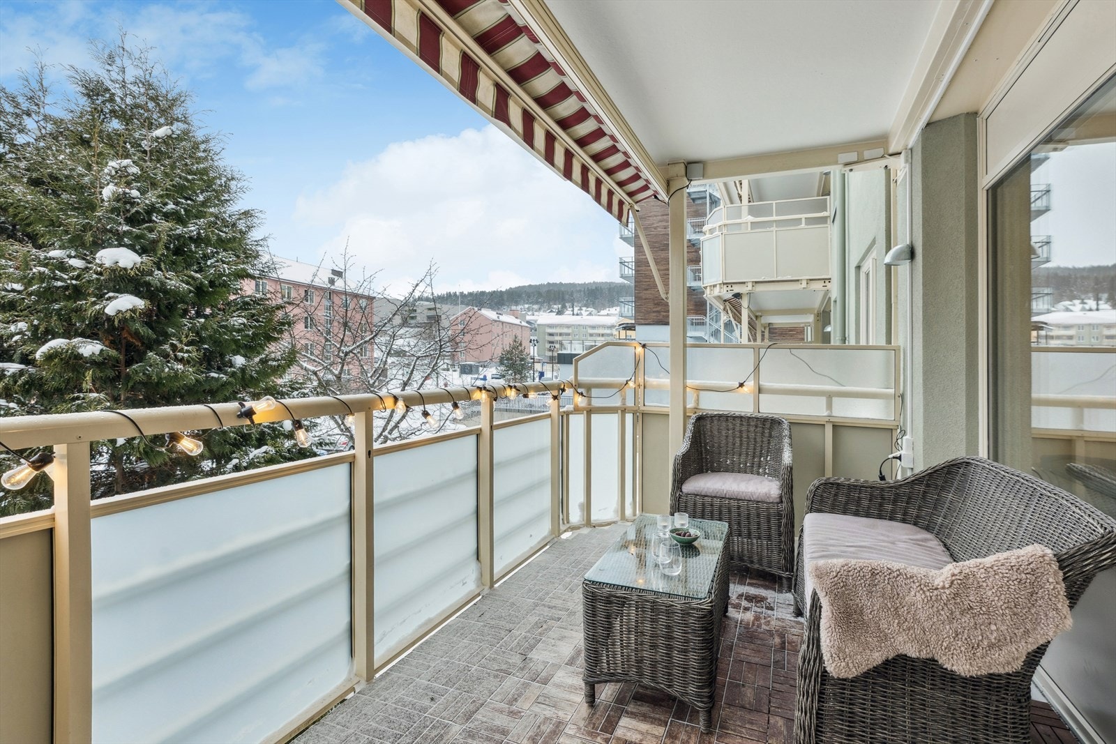 Balkongen er overbygget og har gode solforhold. Galleribilde