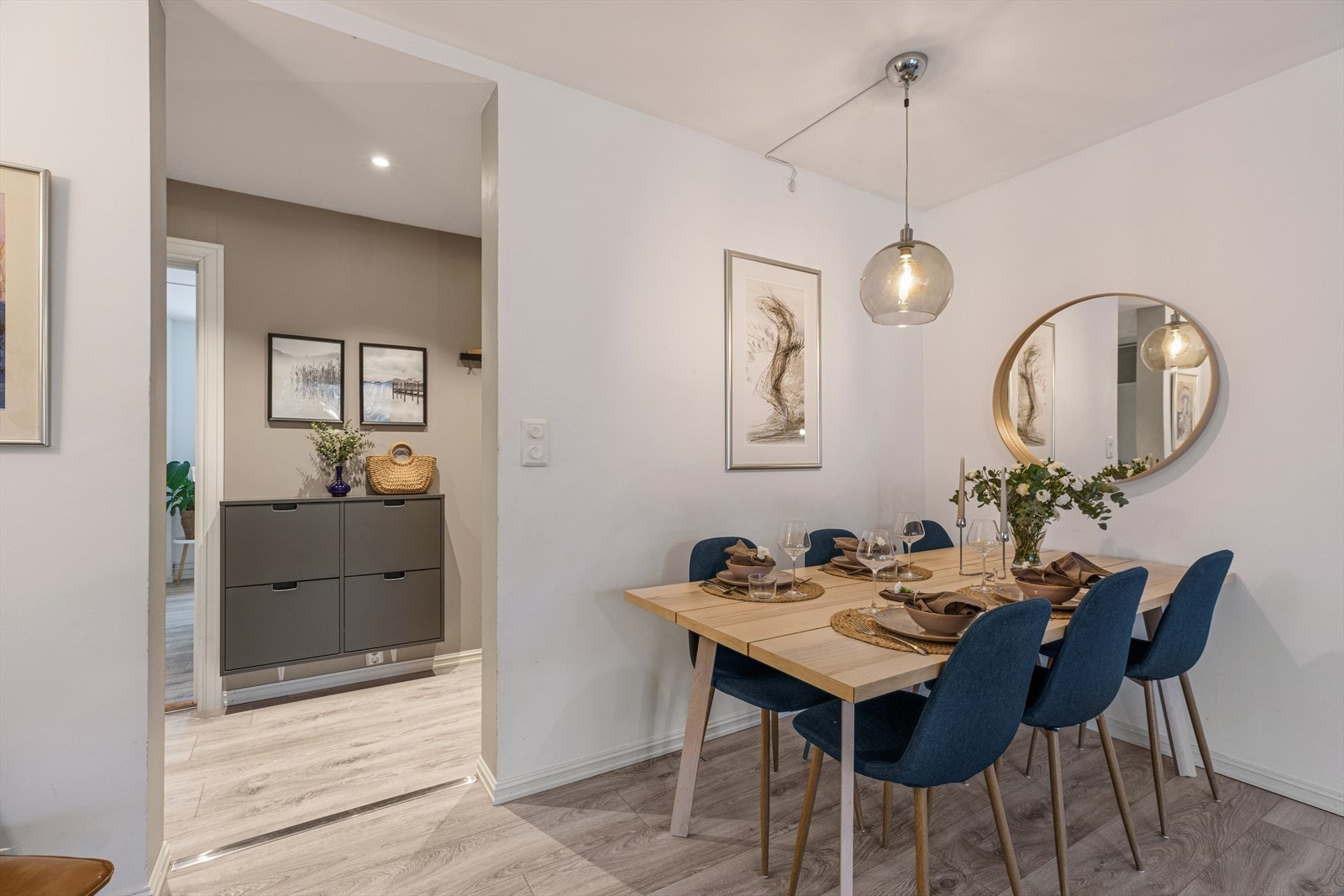 Hyggelig spiseplass i stuen. Galleribilde