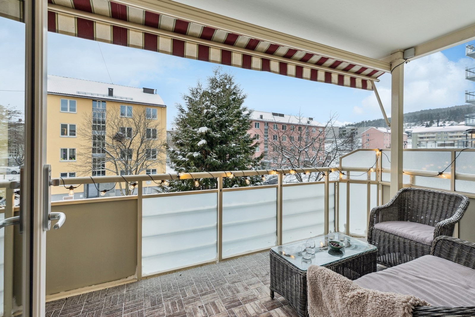 Fra stuen er det utgang til en vestvendt balkong på 10 m² Galleribilde