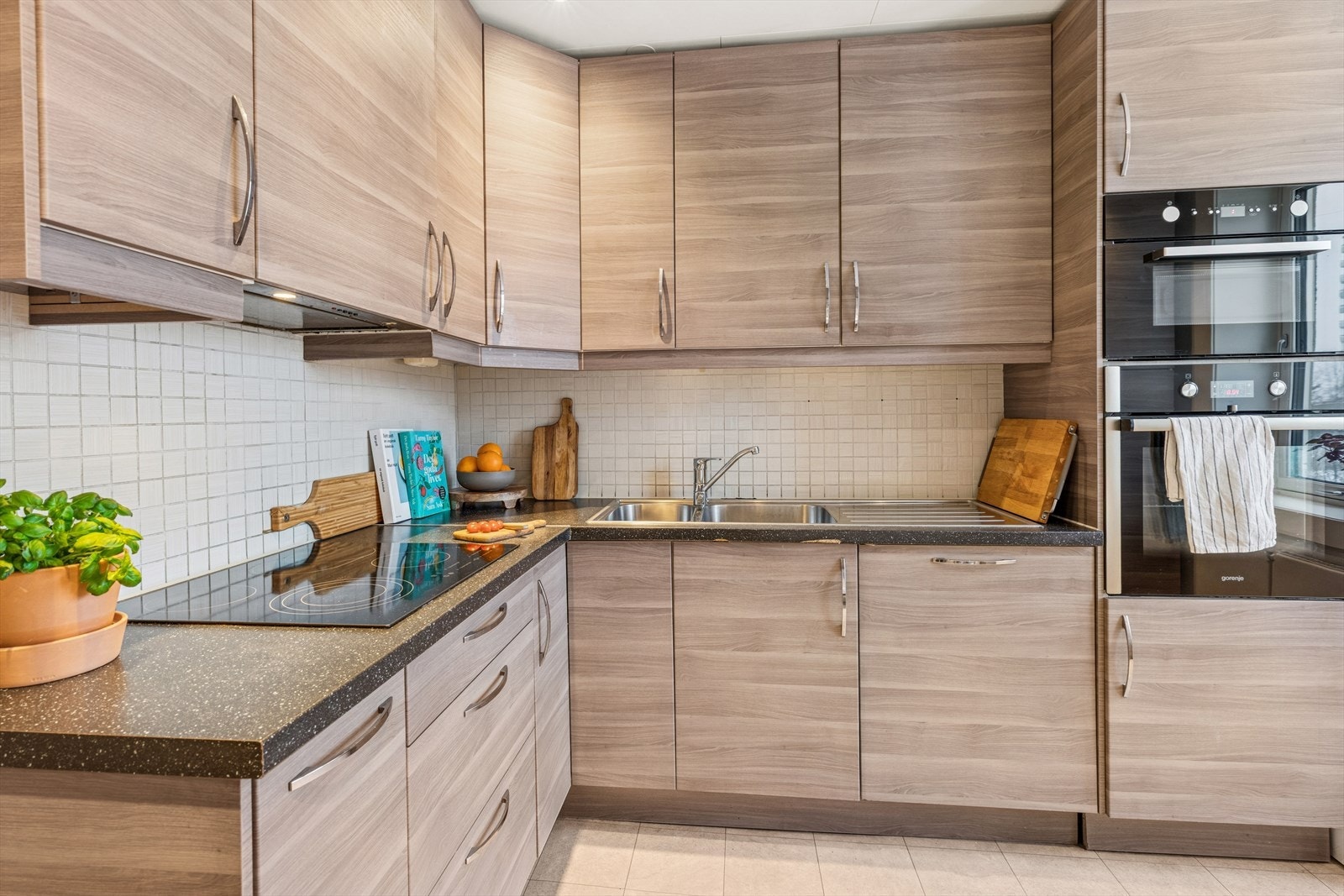 Kjøkkenet er utstyrt med integrerte hvitevarer. Galleribilde