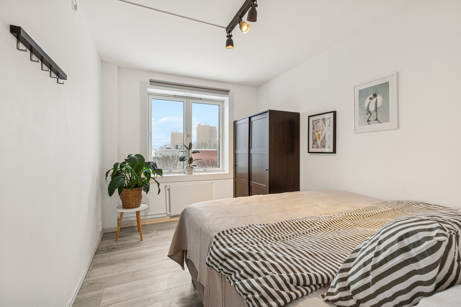 Begge soverommene er innredet med garderobeskap. Galleribilde