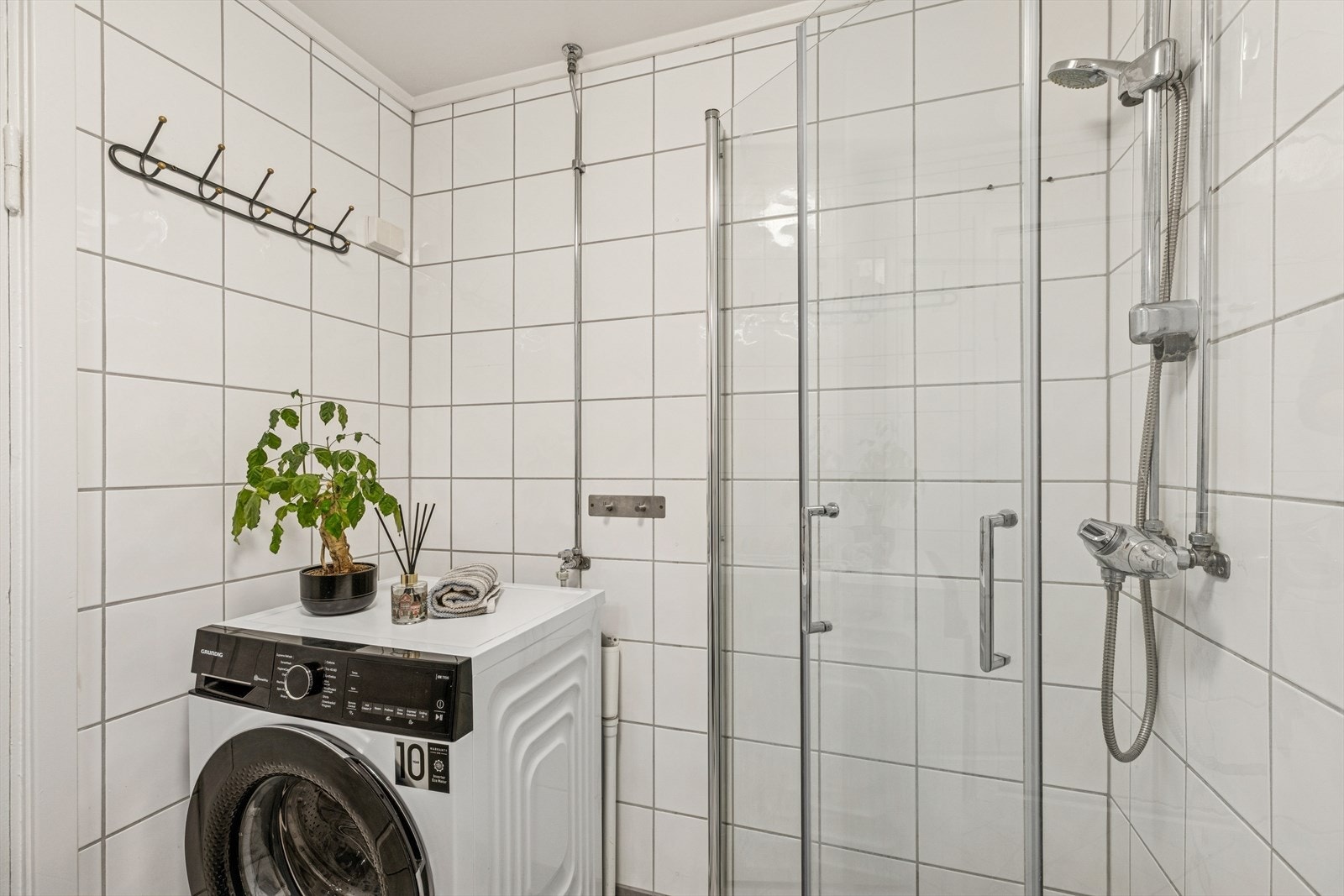 Baderommet har opplegg for vaskemaskin. Galleribilde