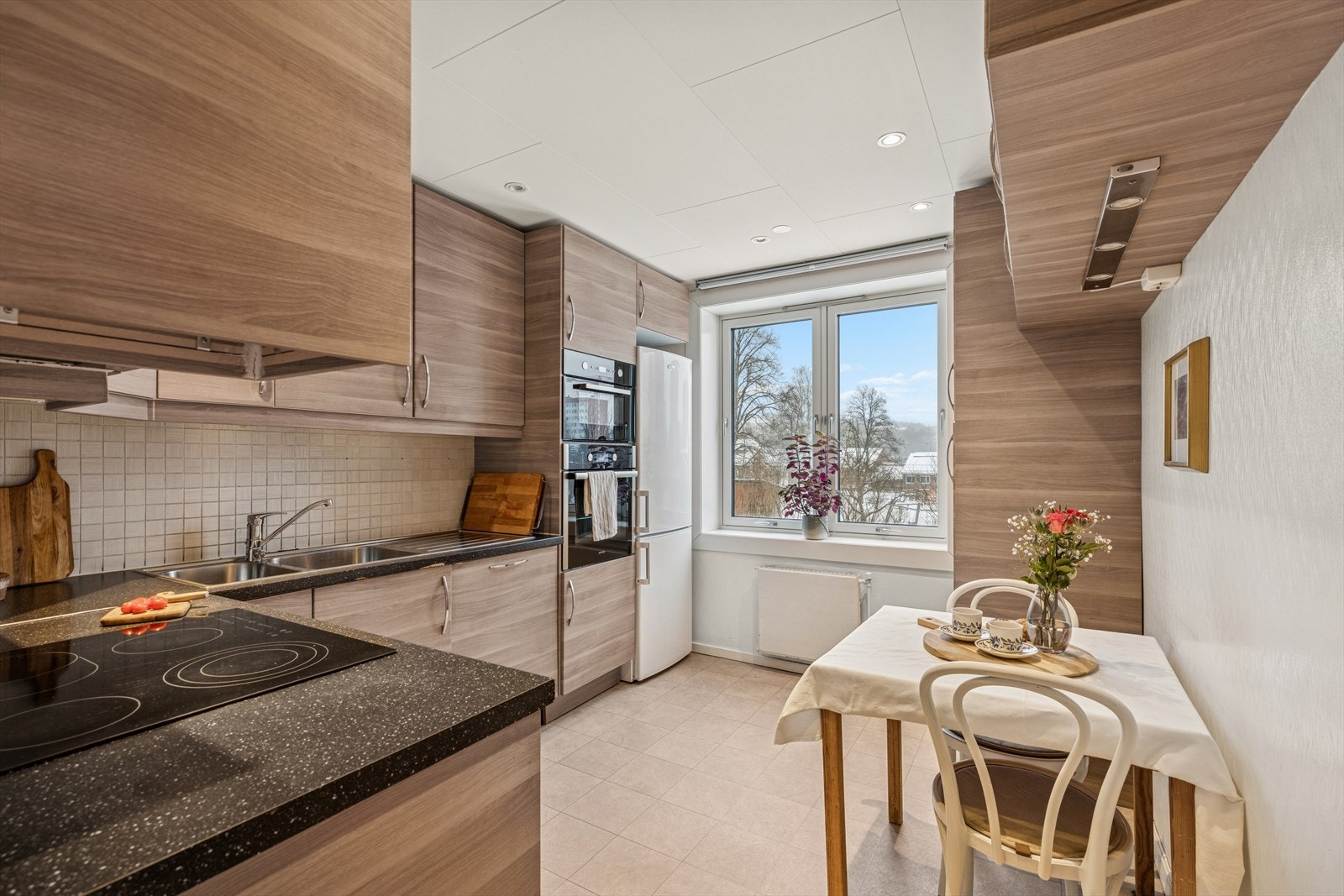 Romslig kjøkken med plass til spisebord. Galleribilde