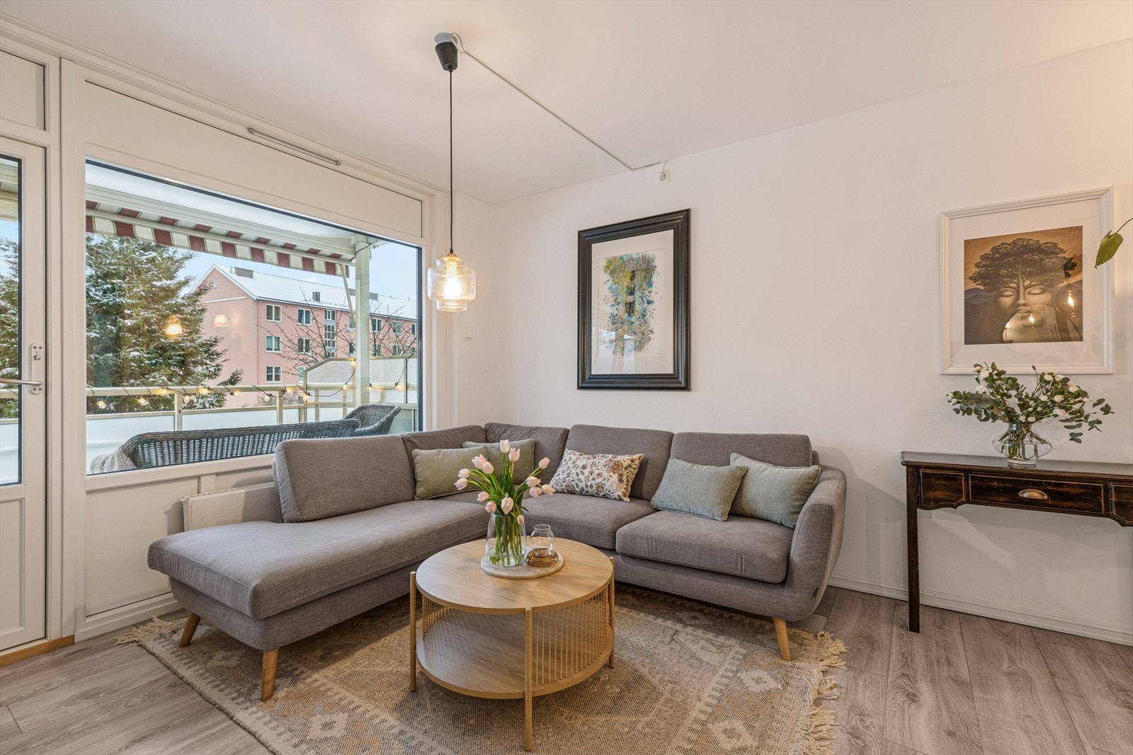 Leiligheten ligger i byggets 2. etasje og har en praktisk planløsning med entré, stue, kjøkken, bad og to soverom. Galleribilde