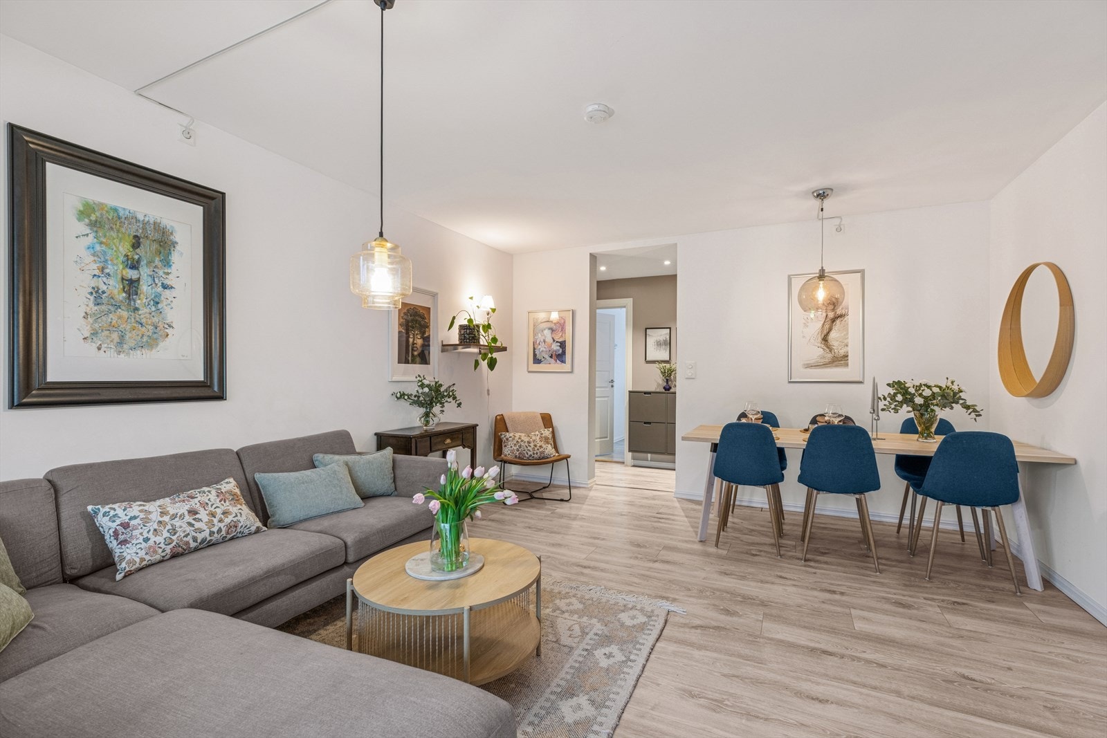 Leiligheten ligger i et populært område med kort avstand til Årvoll skole, barnehager og dagligvarebutikker som Rema 1000 og Coop Extra. Galleribilde