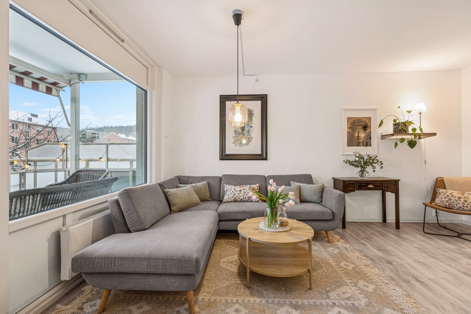 Stuen er lys og romslig med store vindusflater. Galleribilde