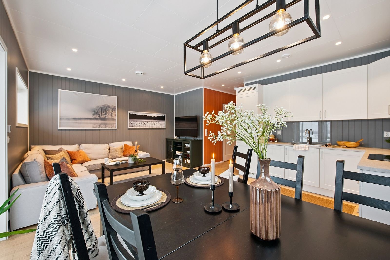 Leiligheten har en åpen og sosial planløsning mellom stue og kjøkken. Galleribilde