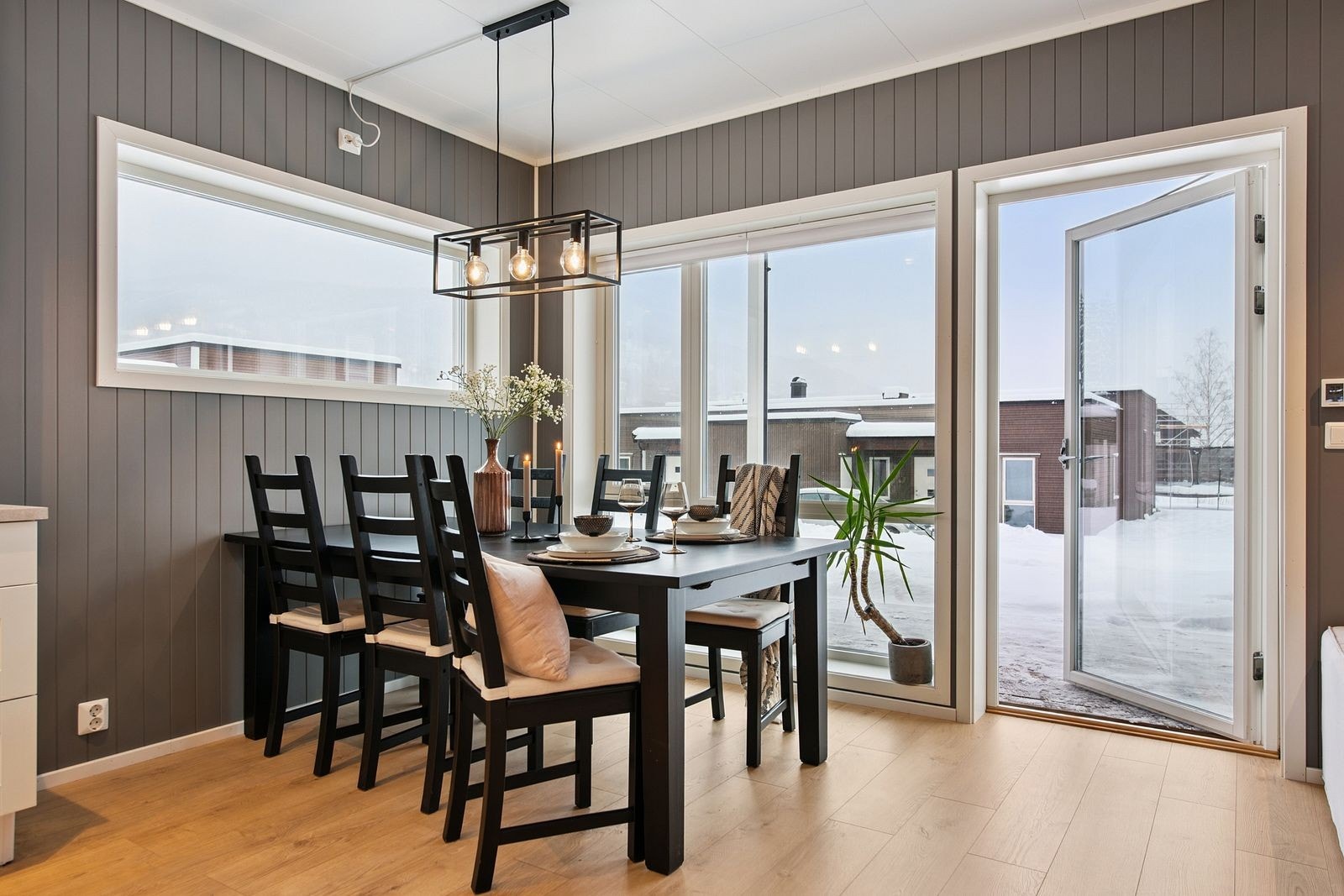 Spiseplassen er en naturlig del av den åpne løsningen, med plass til hyggelige sammenkomster. Galleribilde