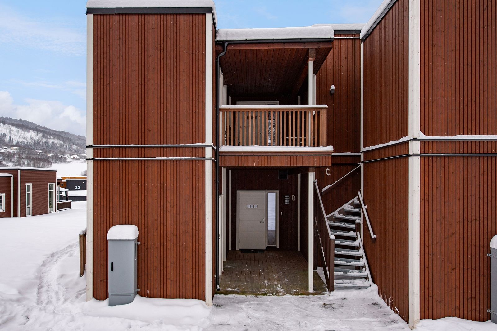 Overbygget inngangsparti med en tilhørende terrasse på 11 m². Galleribilde