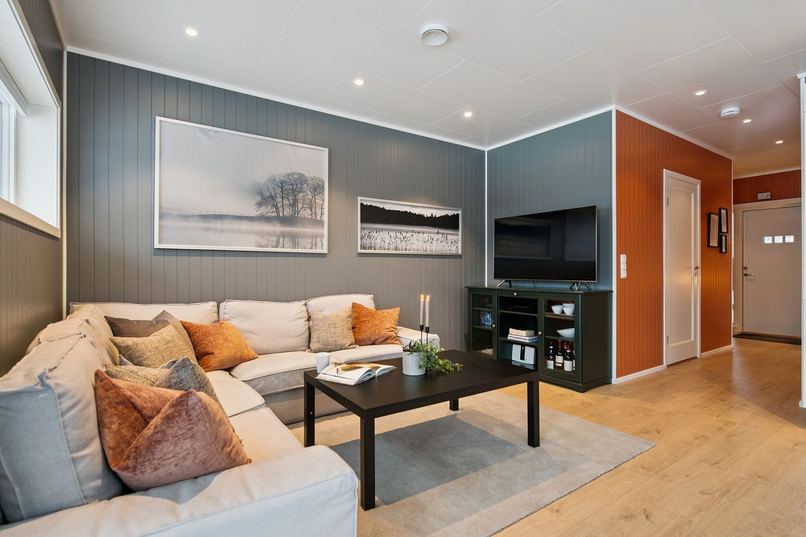 Det er gjennomgående vannbåren gulvvarme i alle rom, som gir en behagelig og jevn varme. Galleribilde