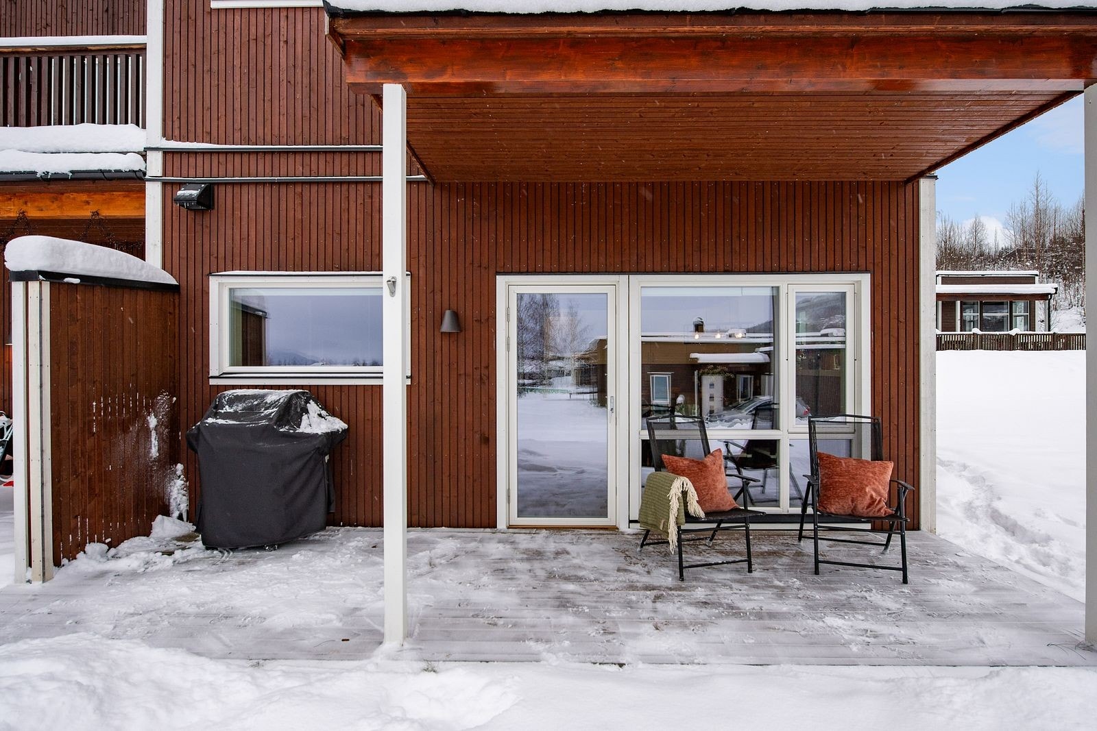 Den sørvendte terrassen har god plass til utemøbler og har lang solgang. Galleribilde