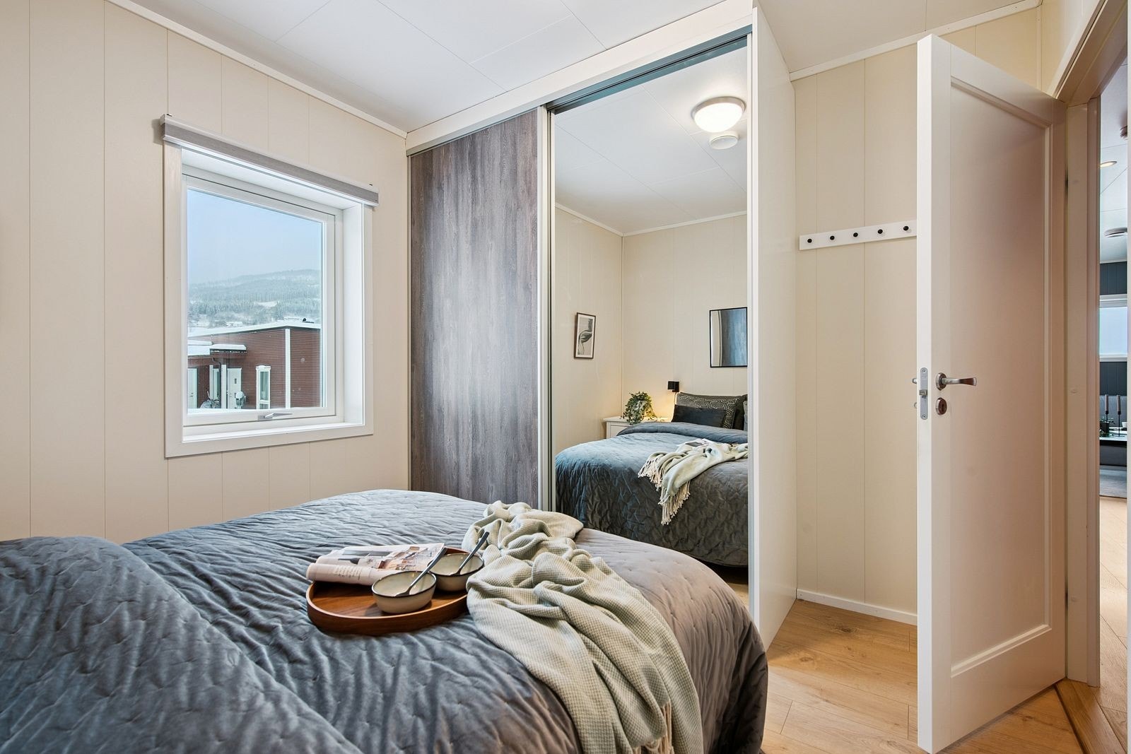 Soverommet har god plass til dobbeltseng og er utstyrt med skyvedørsgarderobe. Galleribilde