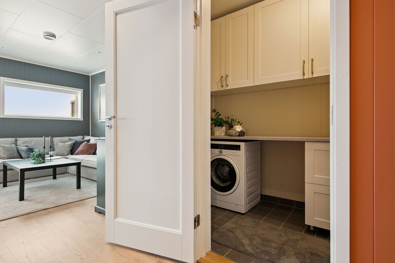 Leiligheten har en praktisk, innredet bod som også fungerer som vaskerom. Galleribilde