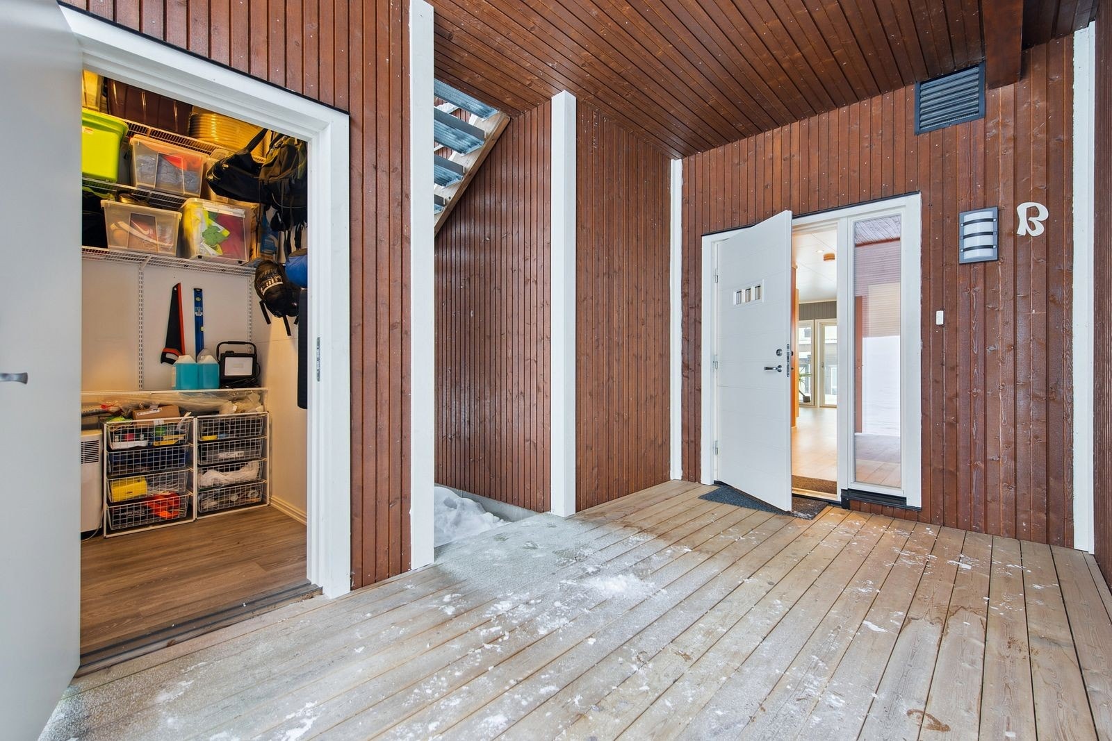 Boden ble i 2021 isolert og innredet, ideell for verksted eller oppvarmet lager. Galleribilde