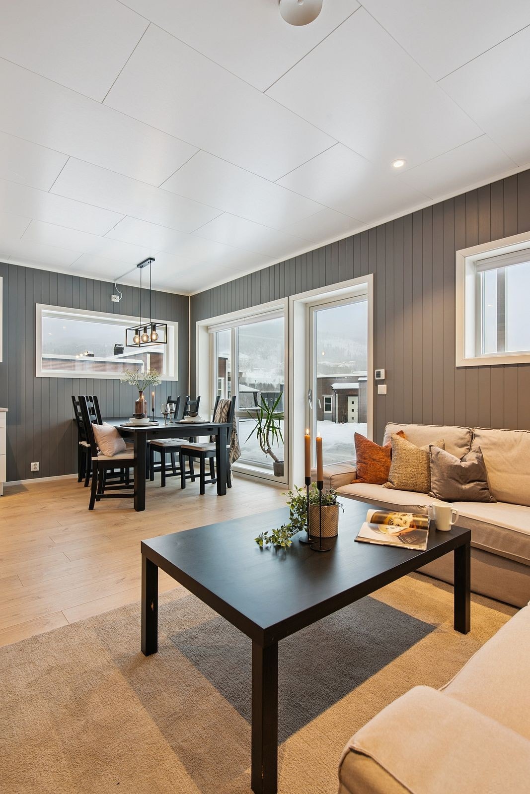 Stuen har god plass til både sofagruppe og spisebord. Galleribilde