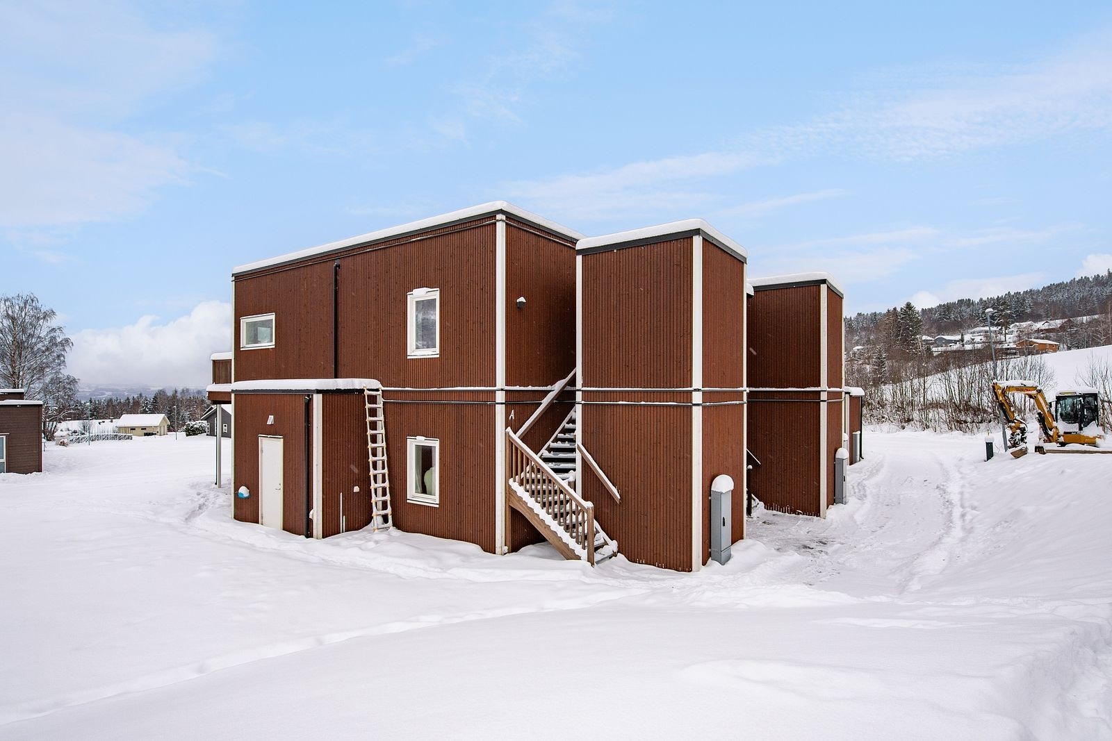 Bygget har yttervegger i trekonstruksjon med stående trekledning. Galleribilde