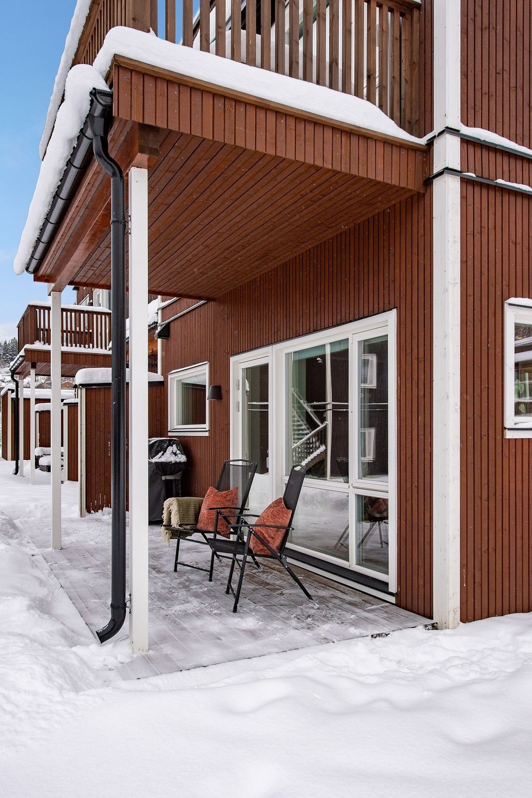 Terrassen er delvis overbygget, noe som gir ly for vær og vind. Galleribilde