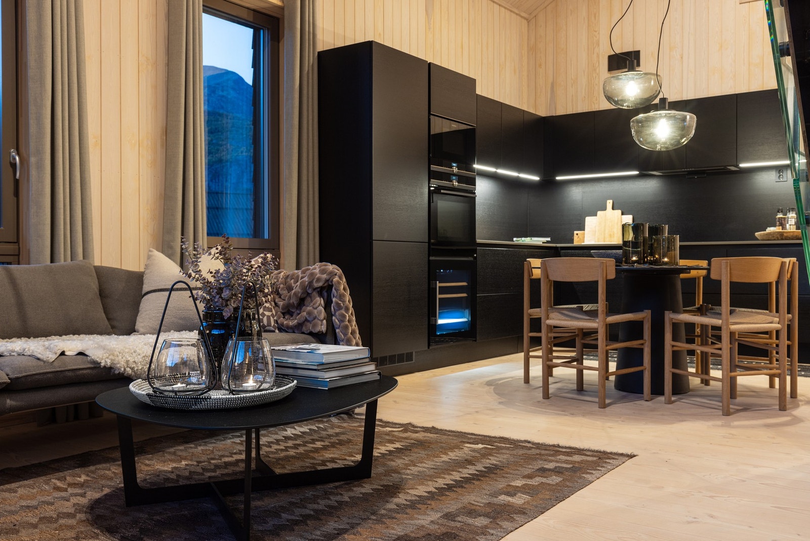 Kveldsstemning. God plass til spisestue. Galleribilde