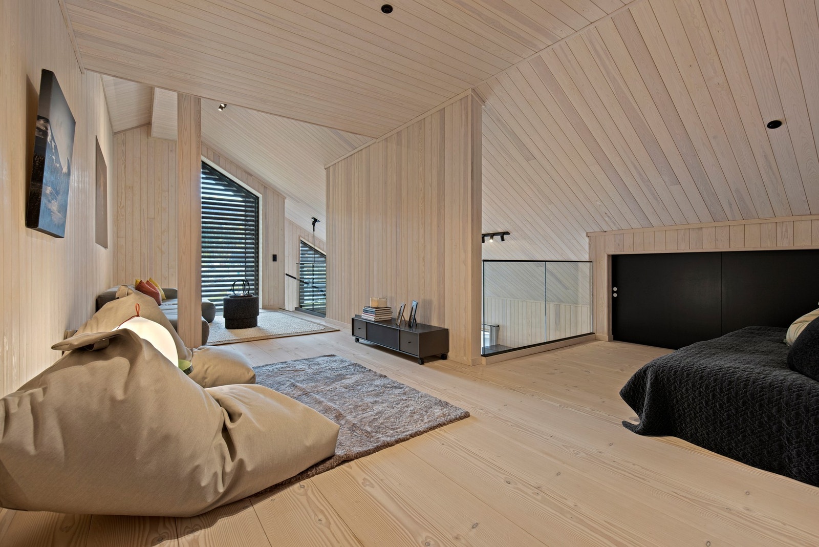 Rommet kan være så mangt - det er også et perfekt sted for biljard bord, shuffleboard eller lignende. Galleribilde