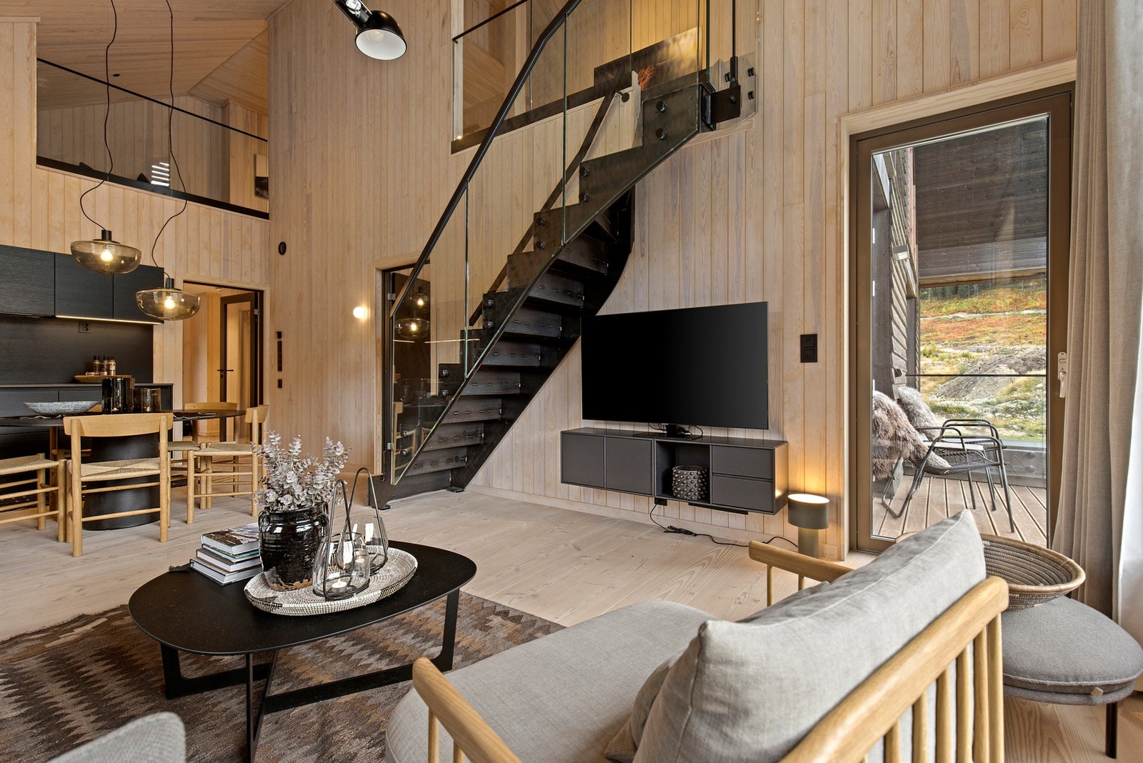 Fra første plan er det spesiallaget trapp til toppetasjen. Galleribilde