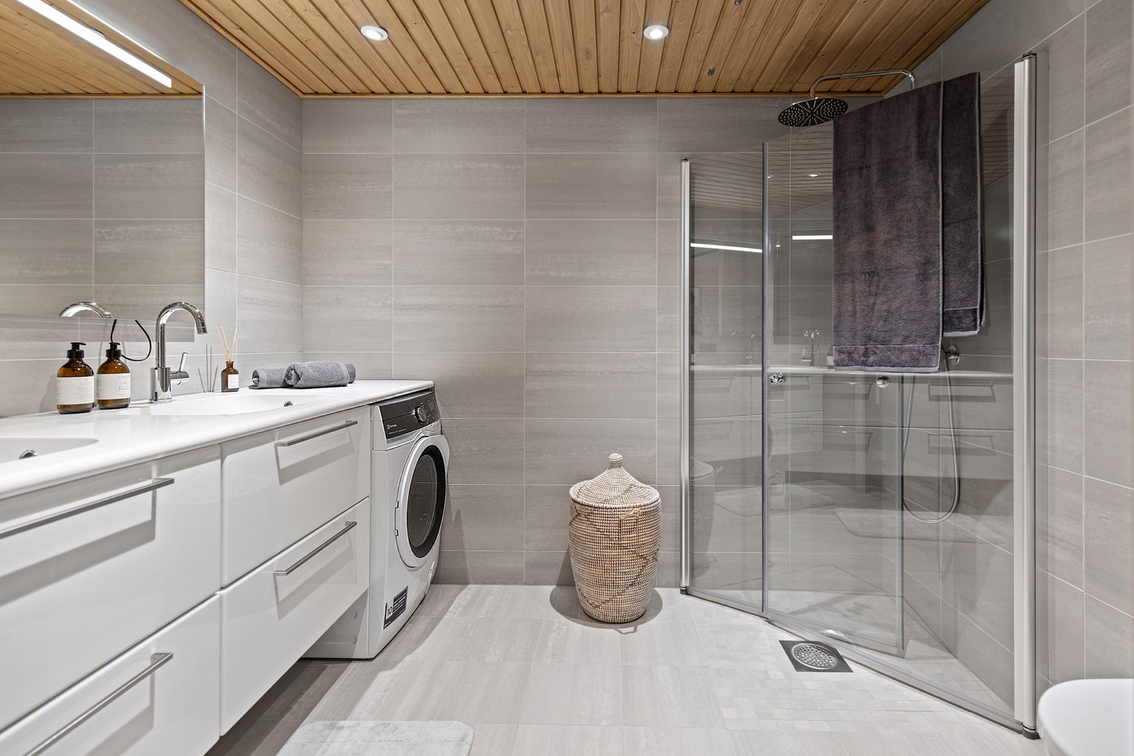 Baderom nr 2 med opplegg for vaskemaskin. Galleribilde