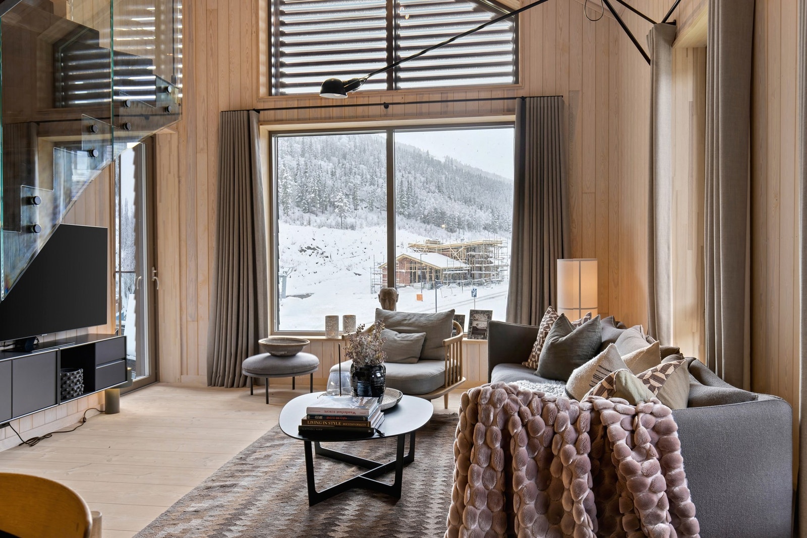 Oppholdsrommet har en generøs takhøyde. Galleribilde