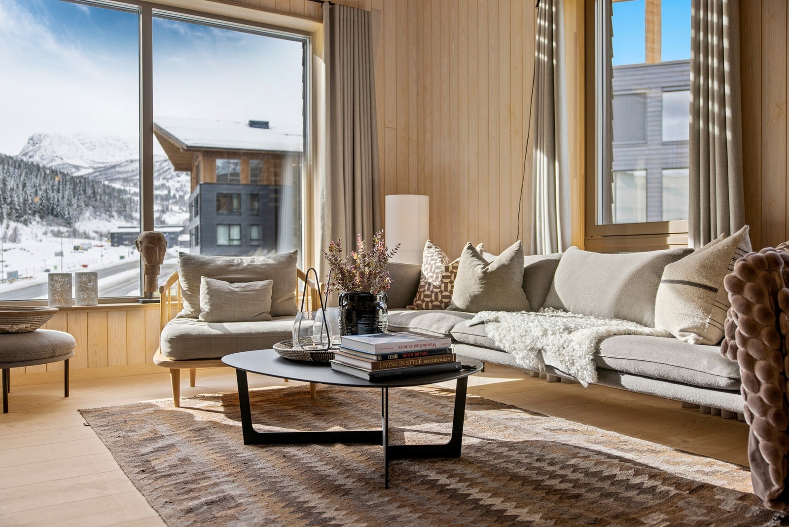 Leiligheten er betydelig påkostet i lys nordisk stil. Galleribilde